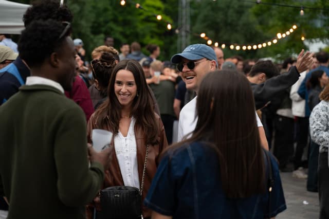 Un groupe d'humains réunis à un Event bubbleOut à Montréal